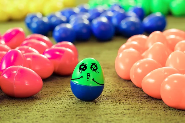 プラスチックの卵で描かれた一人の孤独な概念. — ストック写真