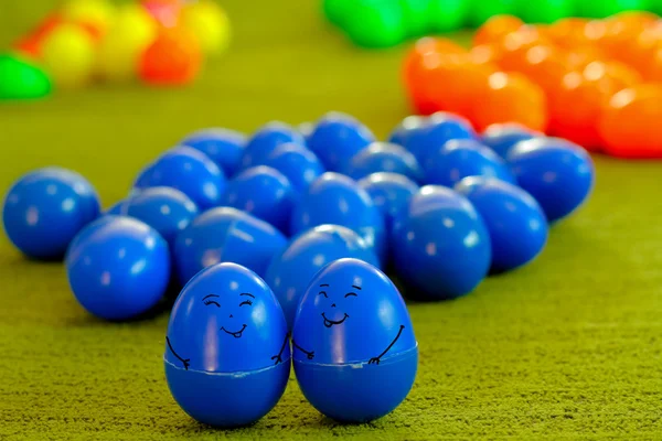 Glücklicher Freund mit gemaltem Smiley — Stockfoto