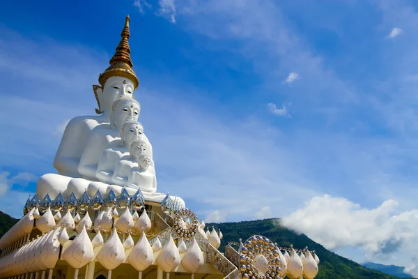 Frente de cinco Buda blanco con cielo en Wat Pha Sorn Kaew , — Foto de Stock