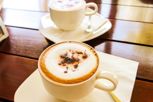 Tasse Kaffee auf Holztisch, von oben eine Tasse Kaffee — Stockfoto