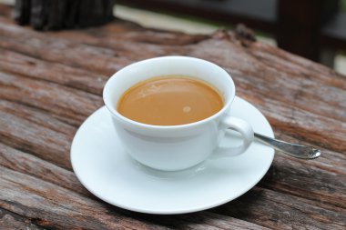 ahşap zemin üzerinde kahve fincanı