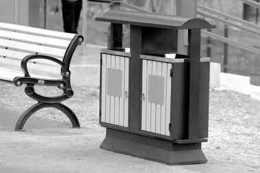 Çöp veya çöp kaldırım doğal bir parkta oturan