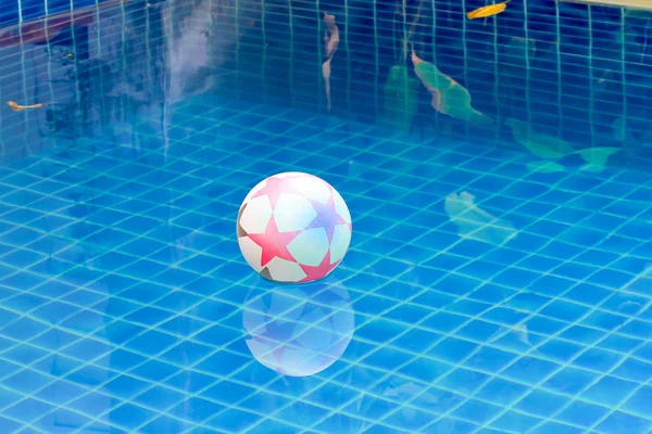 Bola de colores flotando en una piscina — Foto de Stock