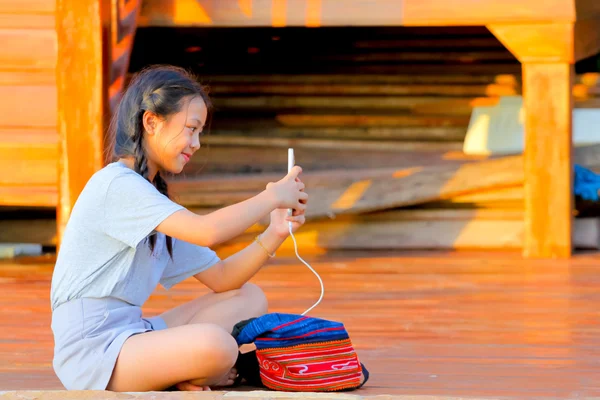 Retrato de joven linda girl.Cute joven mujer haciendo selfie en sm —  Fotos de Stock