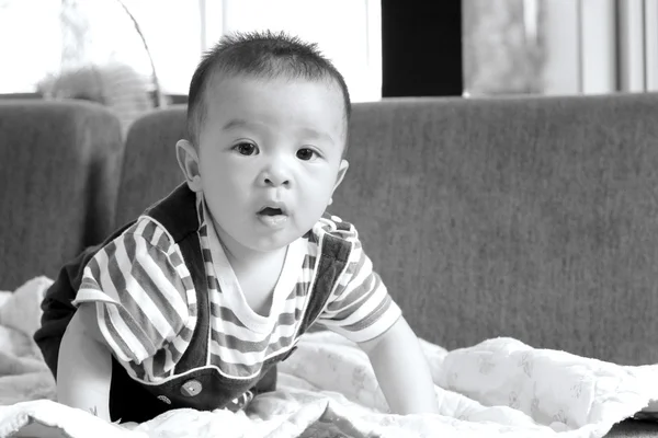 Μικρό αγοράκι, πορτρέτο του αξιολάτρευτο περίεργος χαμόγελο μωρό αγόρι clos — Φωτογραφία Αρχείου