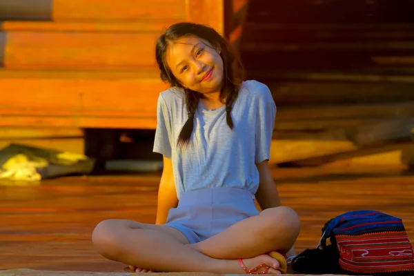 Retrato de chica linda joven —  Fotos de Stock