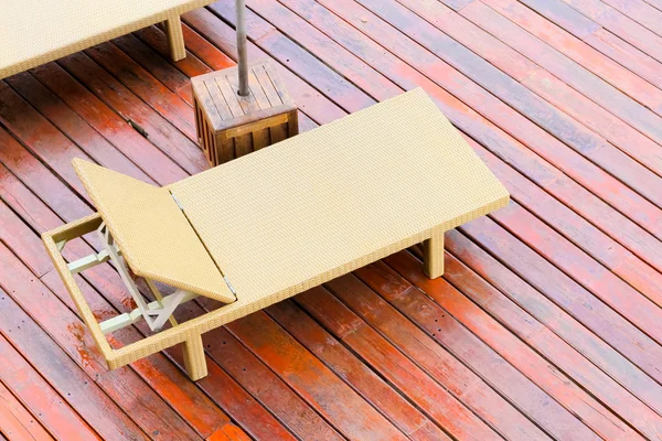 木の床に籐製のベッド. — ストック写真