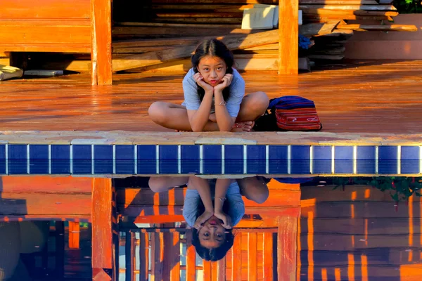 Retrato de joven linda chica con reflexión sobre el agua —  Fotos de Stock
