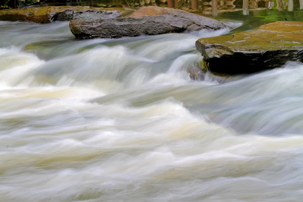 Fluxo de cachoeira sobre pedra no rio — Fotografia de Stock