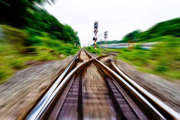 Via férrea, comboio rápido na via férrea — Fotografia de Stock
