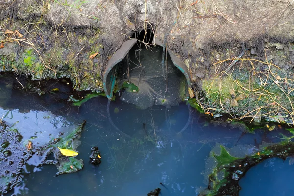 Aceite Flujo de agua limpia y sucia de la alcantarilla, contaminación y en — Foto de Stock