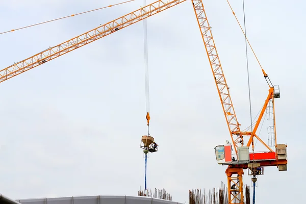 Grúa torre y trabajador vertiendo hormigón en el sitio de construcción —  Fotos de Stock
