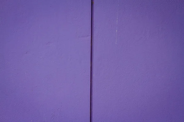 Фиолетовый цвет бетонной стены — стоковое фото