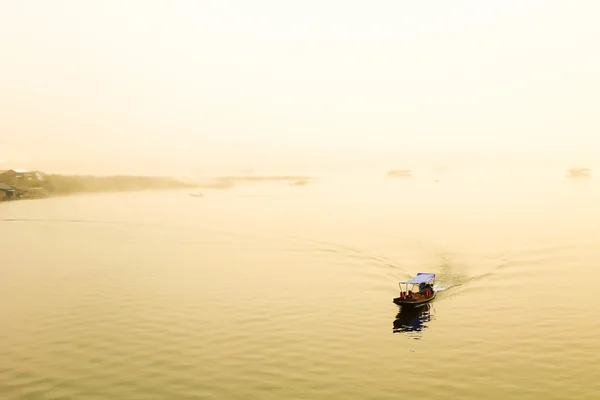 Barco en el lago en la niebla de la mañana . —  Fotos de Stock