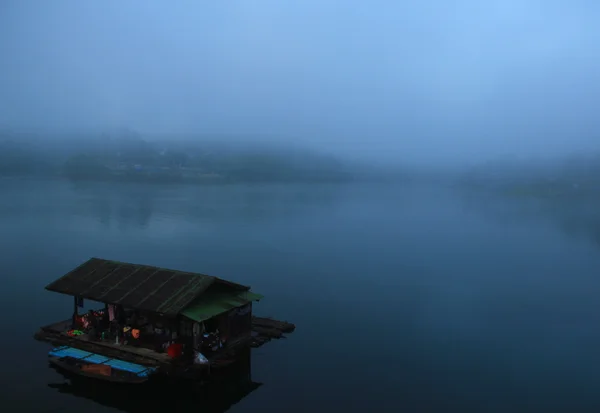 Barca sul lago al mattino nebbia . — Foto Stock