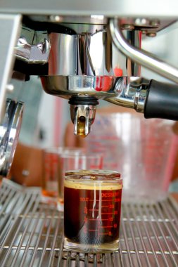 bira bir kahve makinesi. Atış glasse dökme kahve