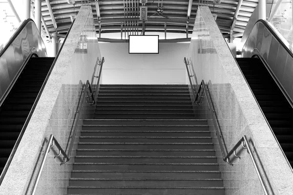Mozgólépcső lépcsőn és jel fórumon — Stock Fotó
