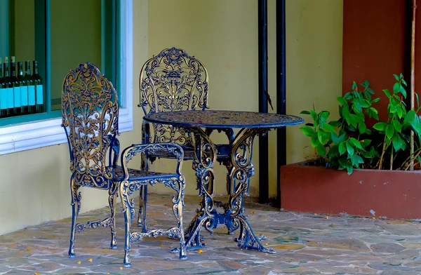 Mesa de hierro fundido y sillas en el jardín —  Fotos de Stock