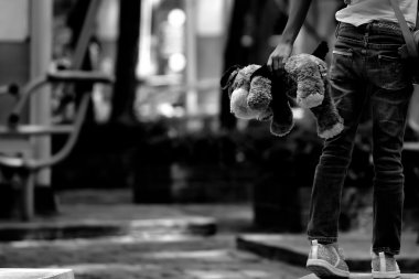 Beni kavramı terk etme: ayı bebek genç kız elinde