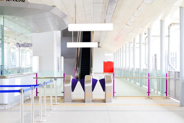 La entrada a la estación de metro con letrero . — Foto de Stock