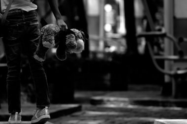 Beni kavramı terk etme: ayı bebek genç kız elinde