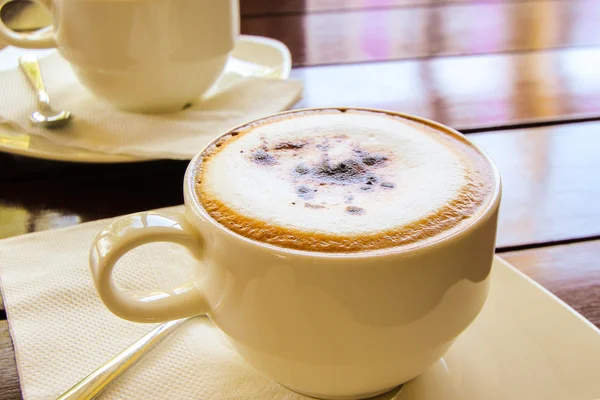 Tasse de café sur une table en bois, vue sur le dessus une tasse de café — Photo