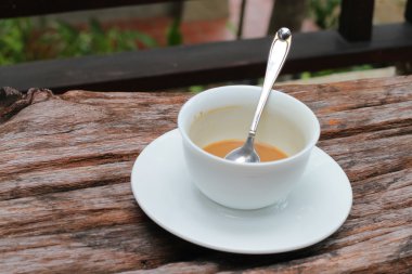 ahşap zemin üzerinde kahve fincanı