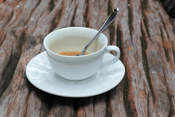 Xícara de café no fundo de madeira — Fotografia de Stock