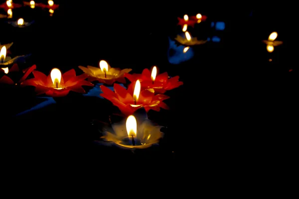 Luz de las velas Velas flor flotando en un agua . — Foto de Stock