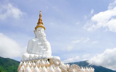 Gökyüzüne Wat Pha Sorn Kaew, Khao K ile beş beyaz Buda önü