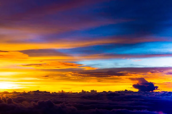 Nube crepuscolare e sfondo cielo, cielo colorato drammatico con clo — Foto Stock