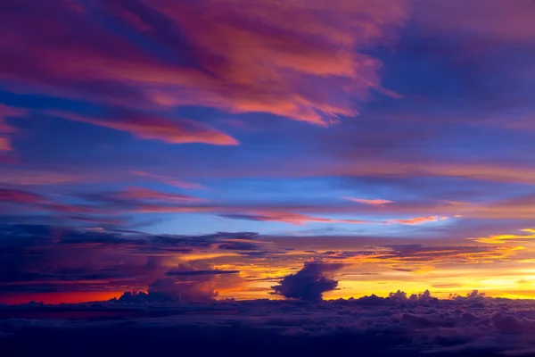Crepúsculo nube y cielo fondo, colorido cielo dramático con clo —  Fotos de Stock