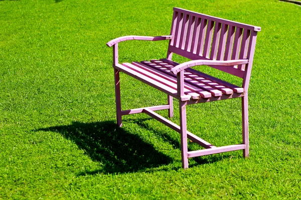 緑の草にピンクのスチール ベンチ — ストック写真