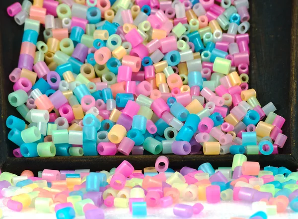 Gros plan sur les perles de pixels, les granules de plastique ou les perles de plastique — Photo