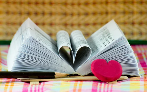 Livro do coração em forma — Fotografia de Stock