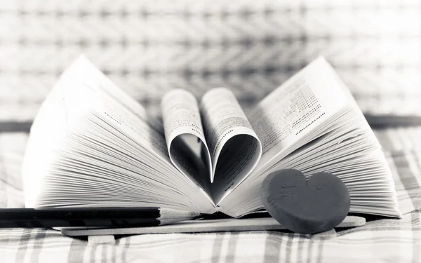 Hjärtat bok formade — Stockfoto