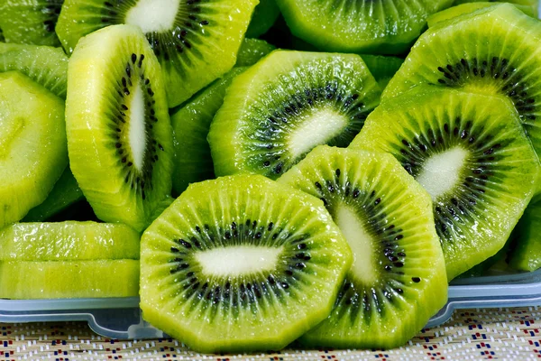 Närbild på vackra kiwi frukt skivor bakgrund — Stockfoto