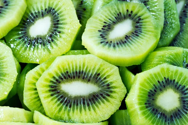 Primer plano de hermoso kiwi fruta rebanadas fondo —  Fotos de Stock