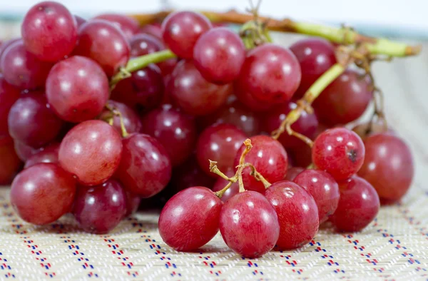 Uvas em uma mesa de madeira — Fotografia de Stock