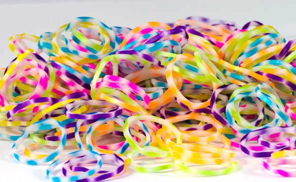 Primer plano de coloridas bandas de telar elástico color arco iris completo en wh — Foto de Stock