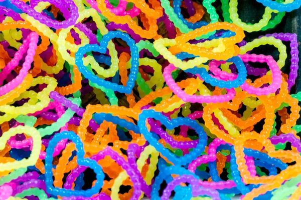 Nahaufnahme der Farbe voll elastische Liebe Herzform Webstuhl Bänder Regenbogen — Stockfoto
