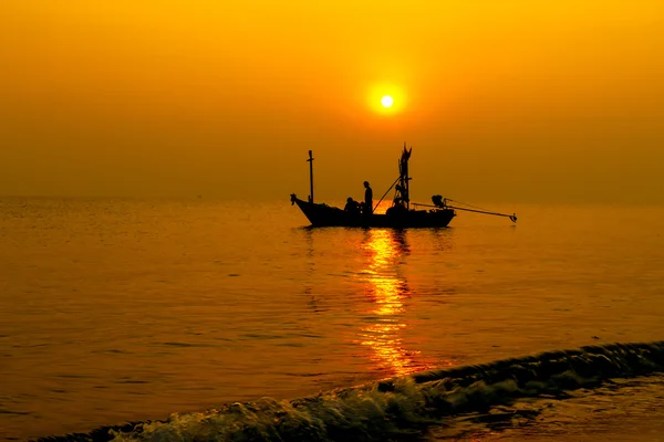 Silhouette of fisherman and boat in the sea — Stock Photo, Image