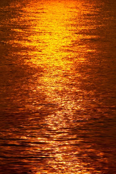 波、海に映るものを光太陽の黄金のきらめく海水 — ストック写真
