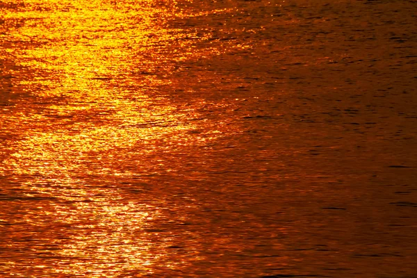 Χρυσή shimmering νερά με κύμα, ήλιο φωτός προβληματισμού στην θάλασσα — Φωτογραφία Αρχείου