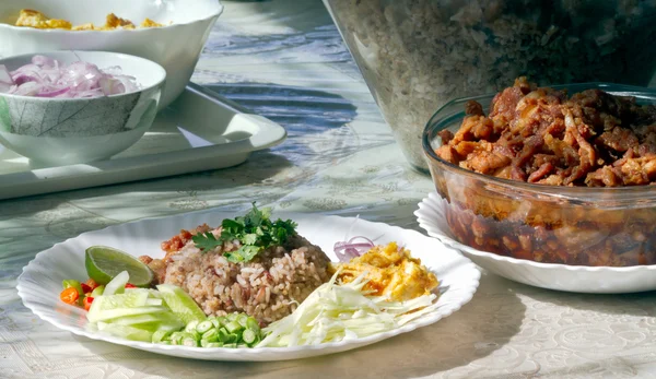 Preparar el arroz con camarones en un plato y listo para ea — Foto de Stock