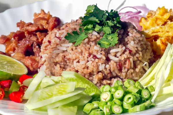 Arroz frito picante con camarones, comida tailandesa — Foto de Stock