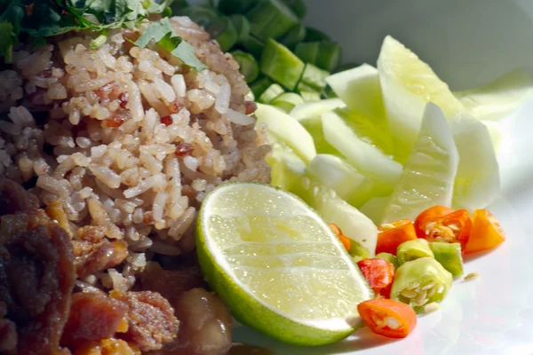 श्रिम्प, थाई भोजन के साथ मसालेदार फ्राइड चावल बंद करें — स्टॉक फ़ोटो, इमेज
