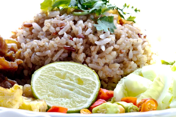 Gros plan de riz frit épicé aux crevettes, cuisine thaïlandaise — Photo