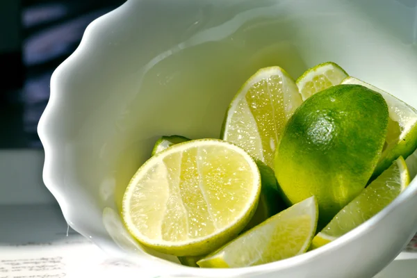 Potongan lemon Menempatkan mereka dalam genteng mangkuk — Stok Foto