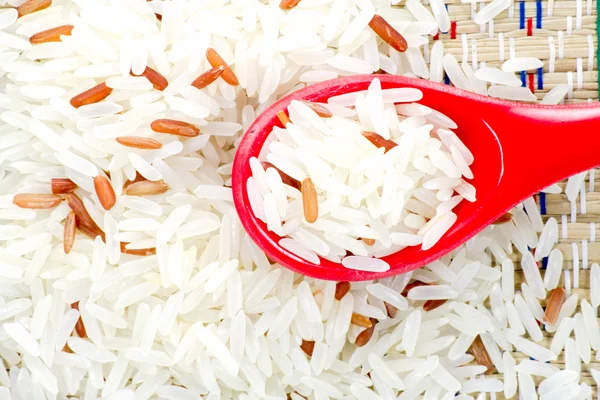 Rýže v lžíce červené barvy — Stock fotografie
